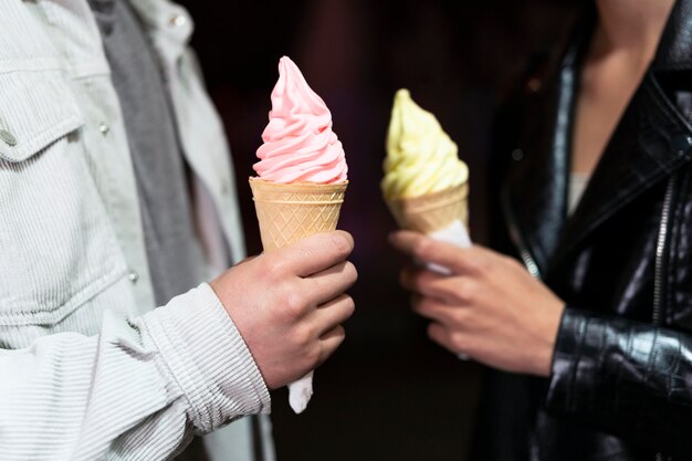 Cerrar gente sosteniendo helado