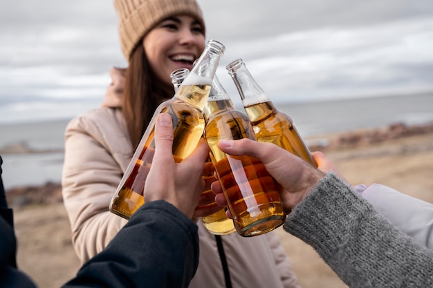 Cerrar gente tintineo de botellas