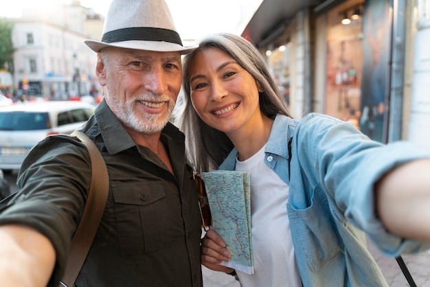 Foto gratuita cerrar gente tomando selfie juntos