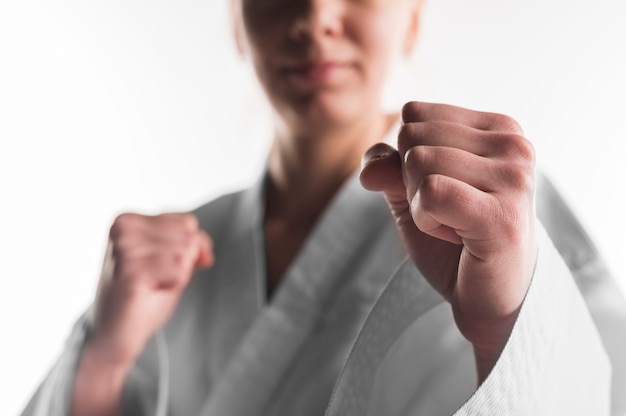 Cerrar golpe de mujer de karate