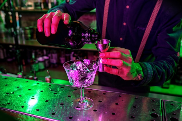 Cerrar un gran trozo de hielo derretido en la barra del bar en llamas de fuego, preparación para un cóctel