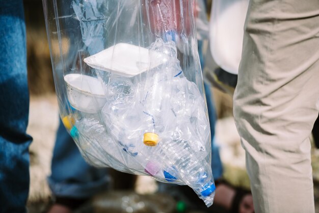 Cerrar grupo de personas diversas trabajo en equipo voluntario conservación del medio ambiente ayuda voluntaria para recoger basura de plástico y espuma en el área del parque Voluntariado día mundial del medio ambiente