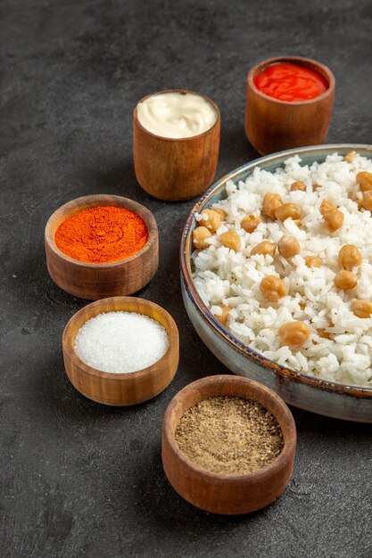 Cerrar en harina de arroz al vapor en la placa