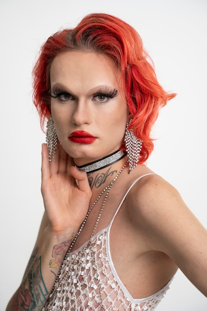 Foto gratuita cerrar hermosa drag queen posando