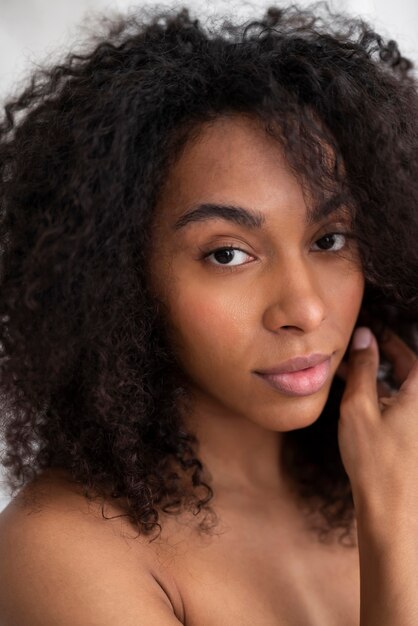 Cerrar hermosa mujer con cabello afro