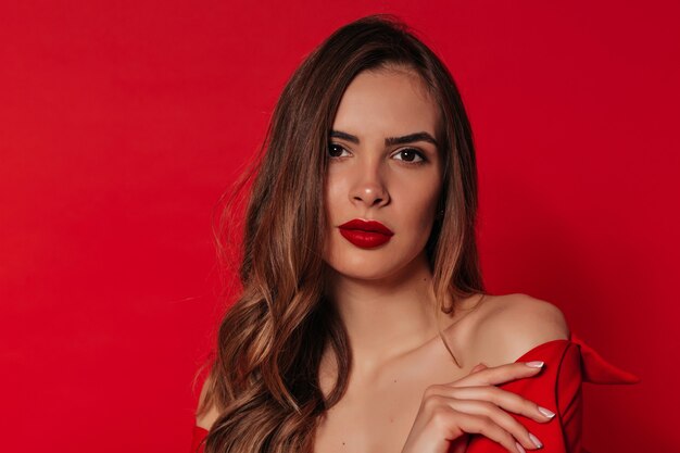 Cerrar hermosa mujer con cabello castaño claro y labios rojos en el día de San Valentín