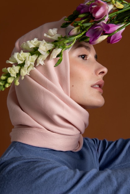 Cerrar hermosa mujer posando con flores