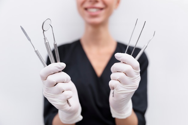 Foto gratuita cerrar herramientas de explotación de dentista sonriente