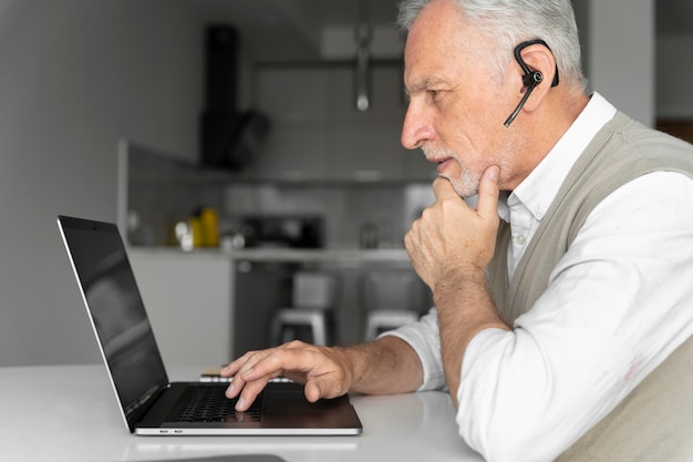 Foto gratuita cerrar hombre con auricular