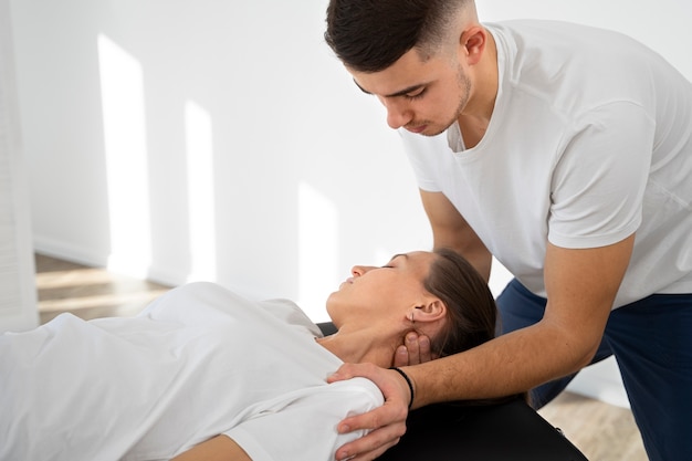 Cerrar hombre ayudando al paciente a recuperarse