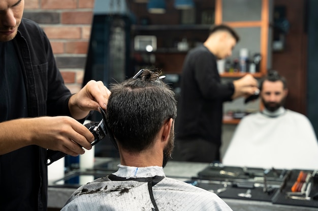 Cerrar hombre cortándose el pelo