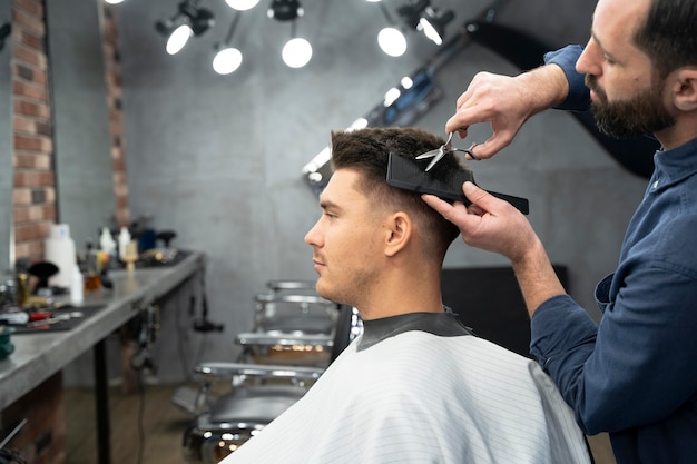 Foto gratuita cerrar hombre cortándose el pelo