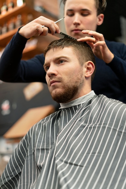 Cerrar hombre cortarse el pelo en la peluquería