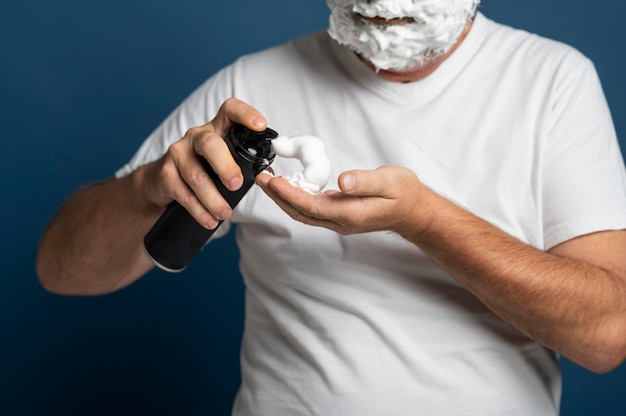 Cerrar hombre con crema de afeitar