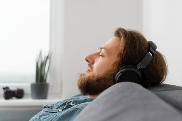Cerrar hombre durmiendo con auriculares