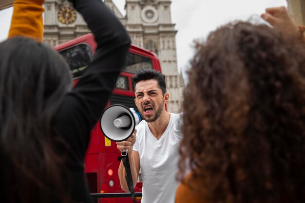 Cerrar hombre enojado en protesta