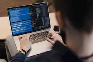 Foto gratuita cerrar hombre escribiendo código en la computadora portátil