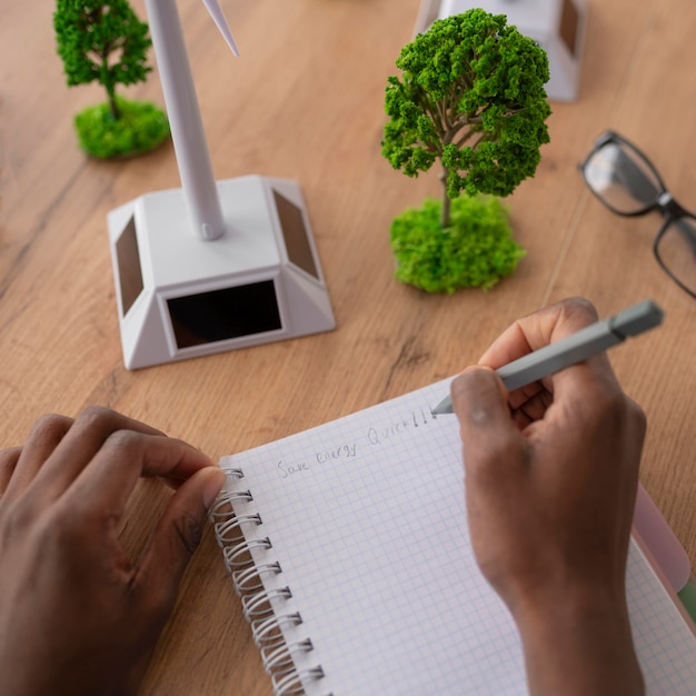 Foto gratuita cerrar hombre escribiendo en el cuaderno