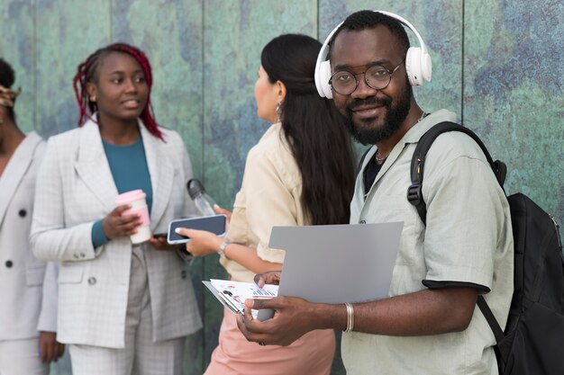 Cerrar hombre con laptop y auriculares