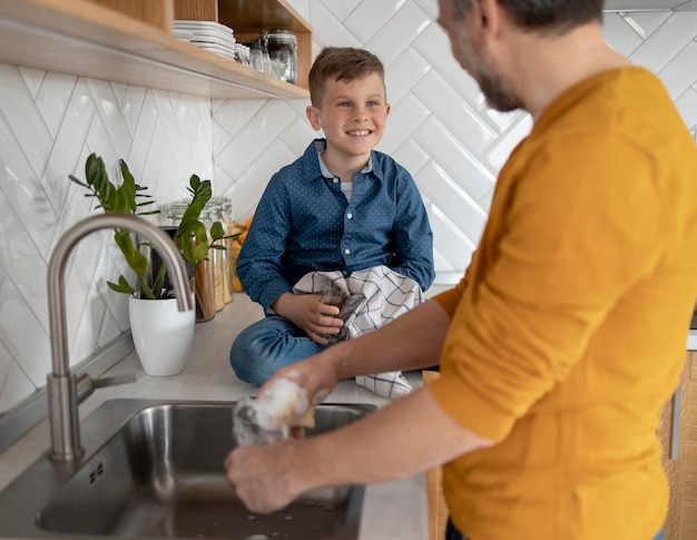 Foto gratuita cerrar hombre lavando platos