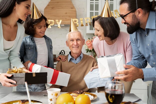 Cerrar hombre mayor recibiendo regalos