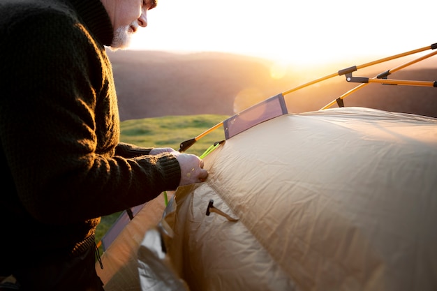 Foto gratuita cerrar hombre montando una carpa