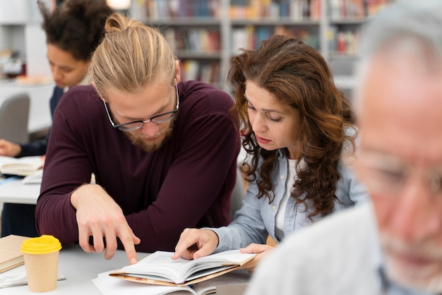 Cerrar hombre y mujer estudiando