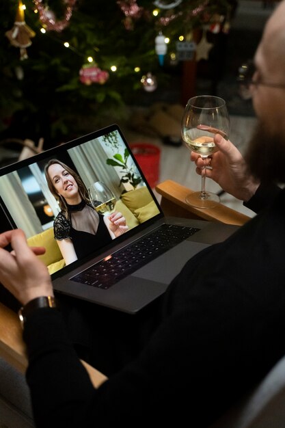 Cerrar hombre y mujer sonrientes en una cita virtual