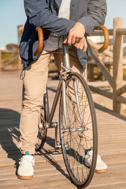 Cerrar hombre posando con bicicleta