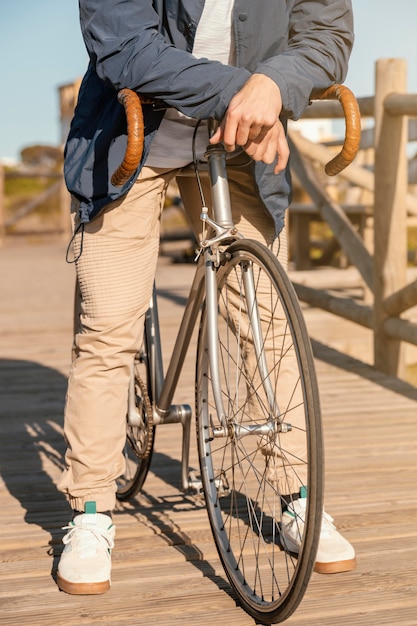 Cerrar hombre posando con bicicleta