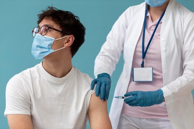 Cerrar hombre recibiendo la vacuna