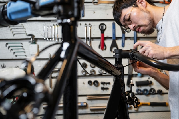 Foto gratuita cerrar hombre reparando bicicleta