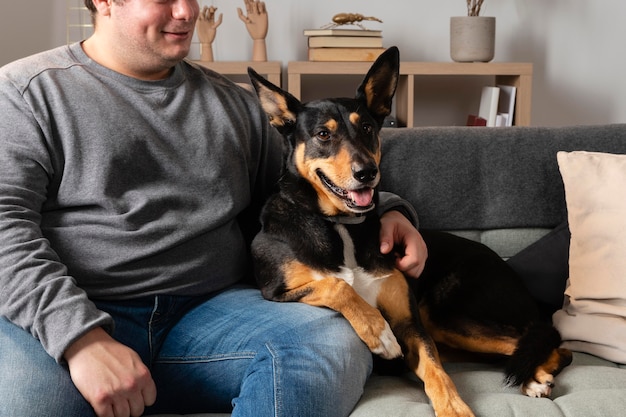 Cerrar hombre en sofá con perro