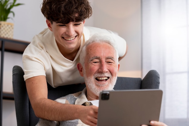 Cerrar hombre sonriente y abuelo