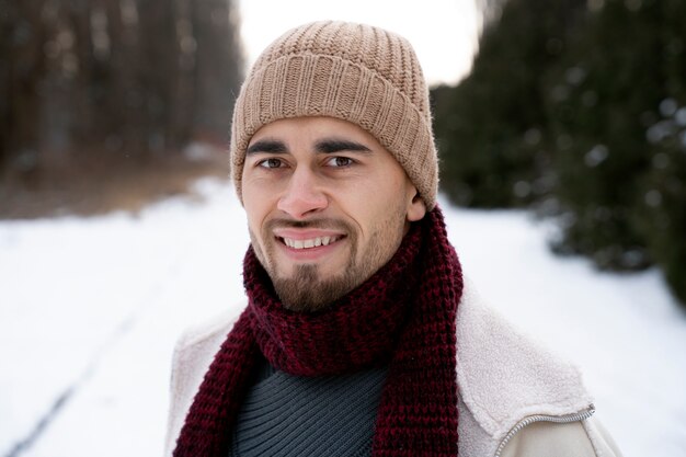 Cerrar hombre sonriente al aire libre