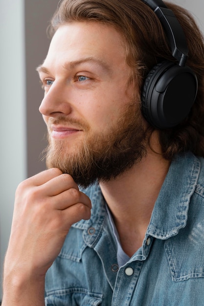 Foto gratuita cerrar hombre sonriente con auriculares