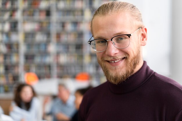 Cerrar hombre sonriente en la biblioteca