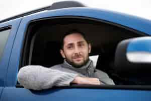 Foto gratuita cerrar hombre sonriente en coche