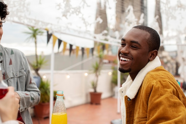 Foto gratuita cerrar hombre sonriente en fiesta