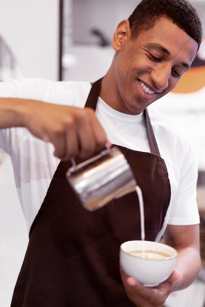 Foto gratuita cerrar hombre sonriente haciendo café