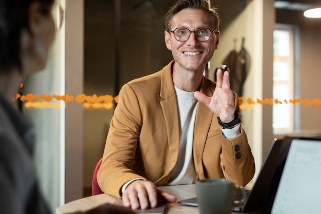 Cerrar hombre sonriente en el trabajo