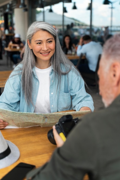 Foto gratuita cerrar hombre sosteniendo cámara de fotos