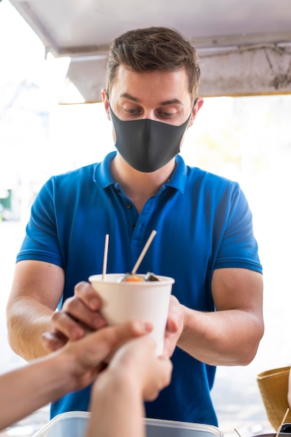 Cerrar hombre sosteniendo la taza