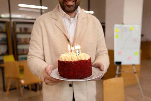 Foto gratuita cerrar hombre sujetando plato pastel