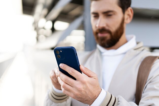 Cerrar hombre sujetando smartphone