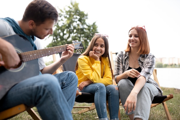 Cerrar hombre tocando la guitarra al aire libre