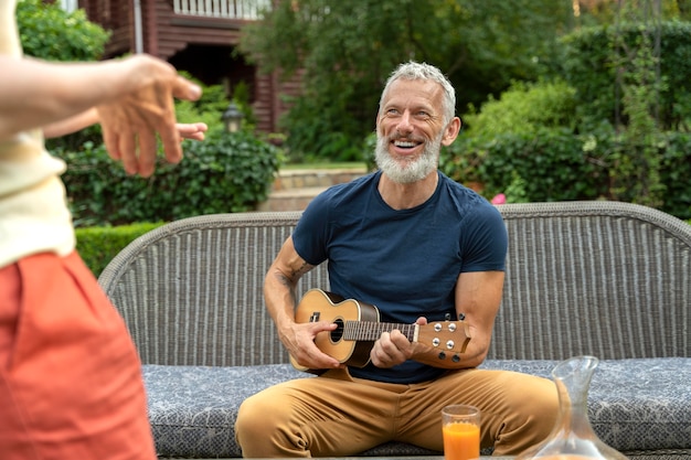 Foto gratuita cerrar hombre tocando música