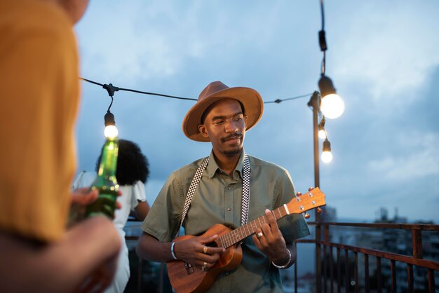 Cerrar hombre tocando el ukelele