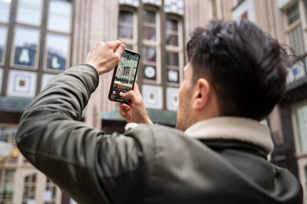 Cerrar hombre tomando fotos al aire libre