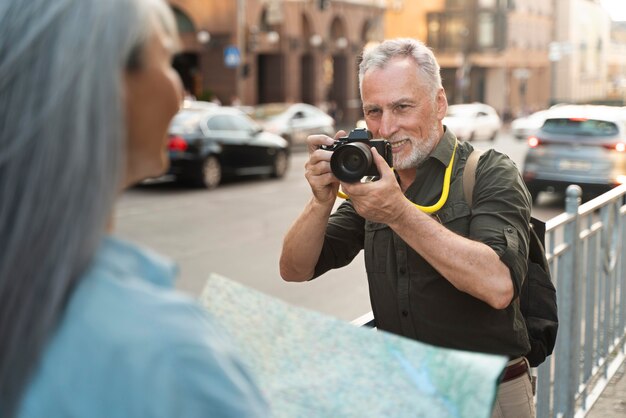 Cerrar hombre tomando fotos con cámara